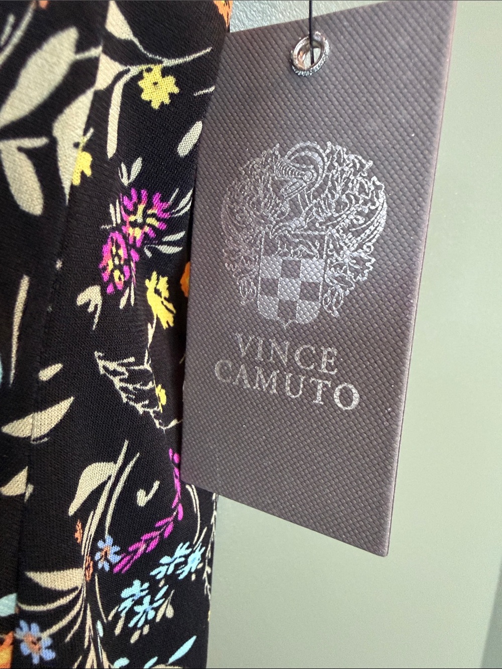 Vince Camuto Black Floral Front Crossover Top - NWT - Picture 3 of 8